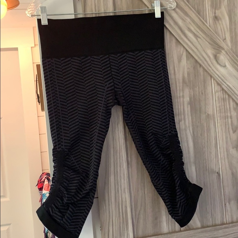 Lululemon crops size 6